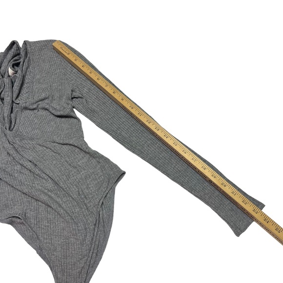 CAPE JUBY Women’s Medium Gray V-neck Crossover Wrap Ribbed Long Sleeve BodySuit - Picture 7 of 12